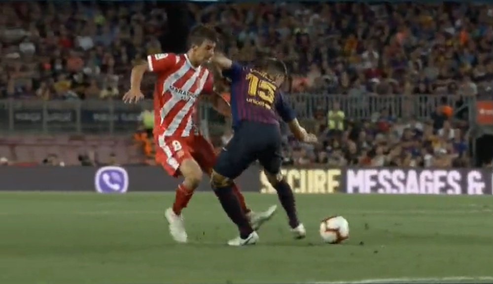 Clement Lenglet was sent off for Barcelona for a high elbow. Captura/BeInSports