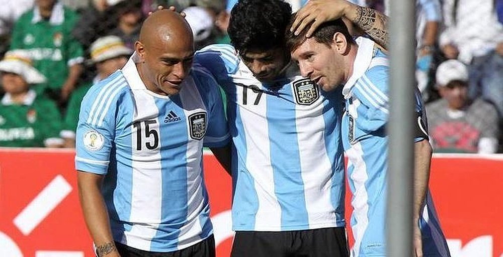 Messi coincidió con Ricky Álvarez. EFE