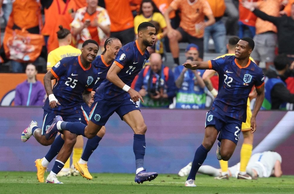 Países Baixos goleia a Romênia e se classifica para as quartas de final da Euro. EFE