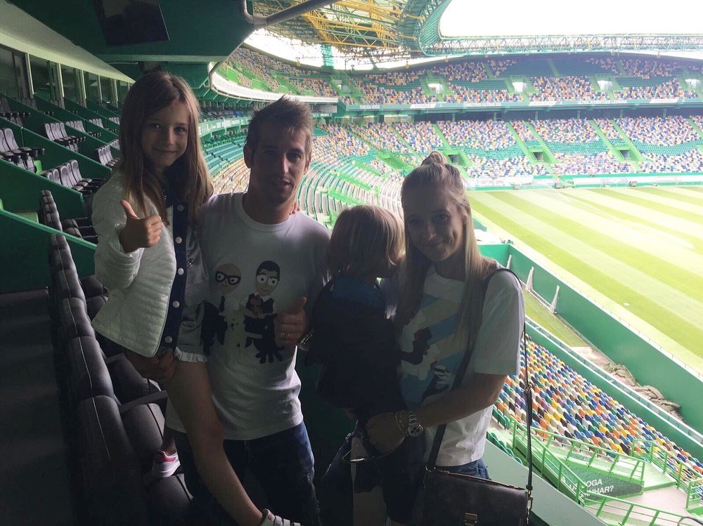 Coentrao, posando con su familia en el estadio del Sporting de Portugal. Fabio_Coentrao