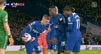 O Chelsea venceu o Everton por um convincente 6-0 com direito a um 'poker' de Cole Palmer, mas a imprensa inglesa se concentrou no único ponto negativo do jogo: a briga entre o inglês, Nico Jackson, e Noni Madueke pelo direito de cobrar um pênalti.