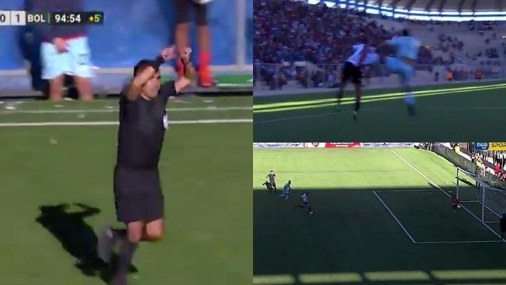 Un arbitre siffle penalty grâce à la VAR. Captura/TigoSports