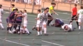 Imagen lamentable que se vio en Primera Andaluza en el partido entre el Santa Fe y el Puerto de Motril. Un jugador del primer equipo estuvo dos minutos inconsciente tras recibir un pisotón en la cabeza de un rival en un choque con más incidentes.