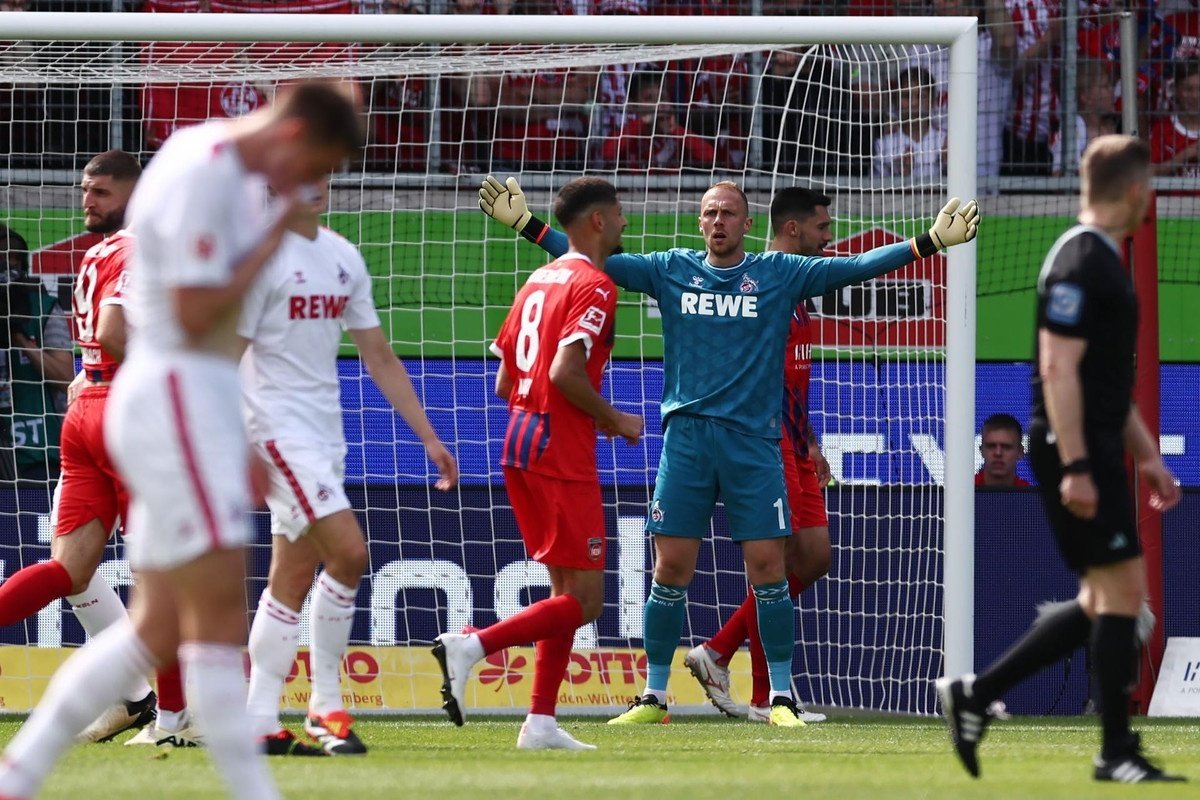 El Köln jugará la próxima temporada en la 2.Bundesliga. El club de la ciudad del Rin no pudo completar una reacción esperanzadora en las últimas jornadas y consumó su descenso tras caer goleado por 4-1 ante el Heidenheim en la última jornada de la máxima categoría del fútbol alemán.