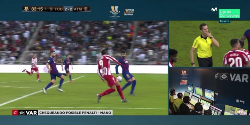 El penalti por mano que a Ramos le pitaron y le perdonaron a Piqué. Captura/Movistar+