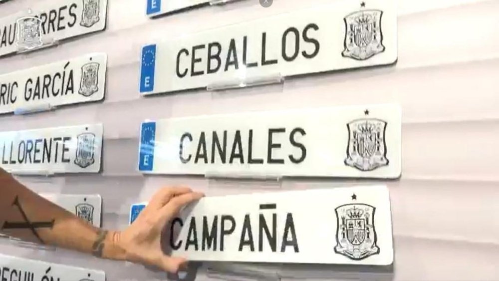 Spain announced the squad using numberplates.  Captura/sefutbol