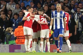 Arsenal qualify for the Champions League quarter-finals. The Gunners managed to turn the tie around thanks to a first-half goal from Trossard and eliminated Porto on penalties with David Raya as the hero saving two spot-kicks. Barcelona also qualified for the next round after claiming a comfortable 3-1 win over Napoli with goals from Fermin Lopez, Joao Cancelo and Robert Lewandowski.