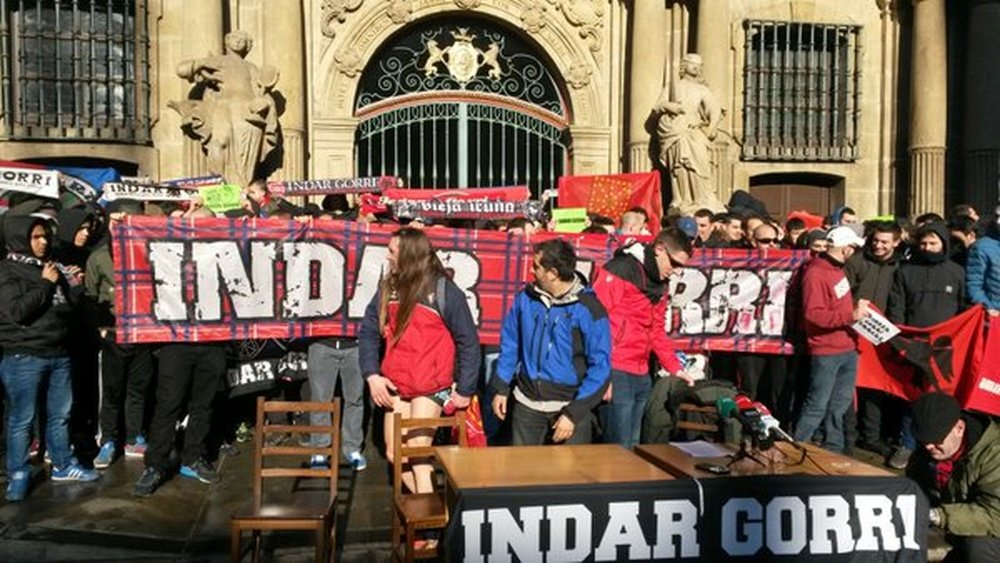 Concentración de Indar Gorri en una plaza de Pamplona. Twitter