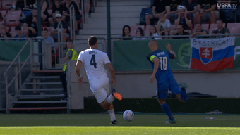 Con gol de Giuseppe Ambrosino, el conjunto italiano venció 1-0 a su par de Eslovaquia y quedó momentáneamente como único líder del Grupo 1 del Europeo Sub 19.