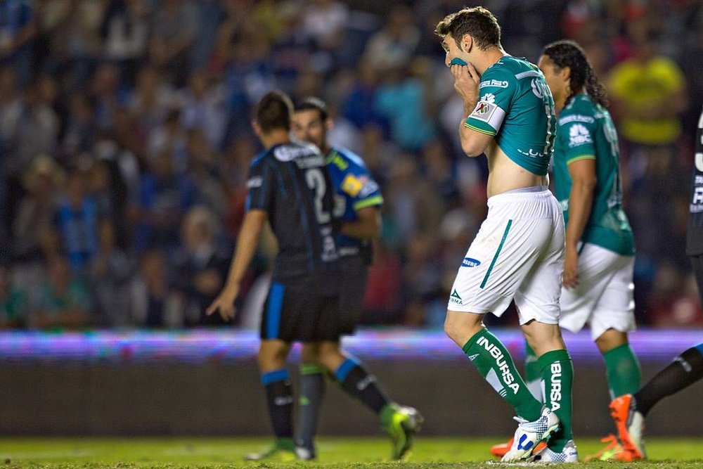 Corral, de Querétaro, al fondo, conversa con el colegiado, mientras Boselli y Peña, de León, se lamentan por el gol encajado. Twitter