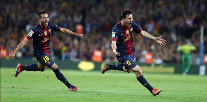 Messi saluta Jordi Alba: 