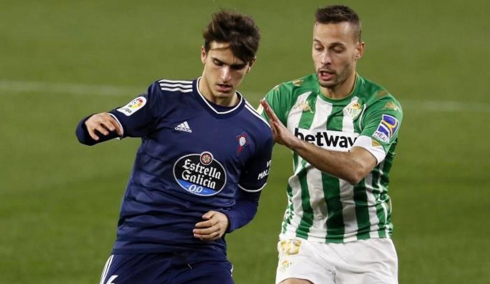 (Corte horizontal) Denis Suárez (Celta de Vigo) y Sergio Canales (Real Betis) pelean por un balón en un partido de la Primera División 2020-21. EFE