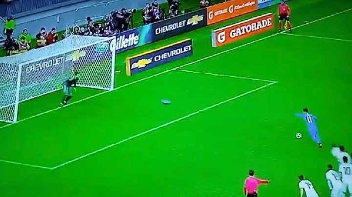 Coutinho marcó de penalti al más puro estilo Neymar