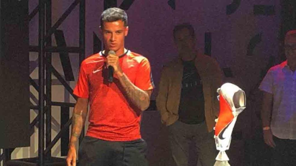 Coutinho interrumpi sus vacaciones para presentar unas nuevas