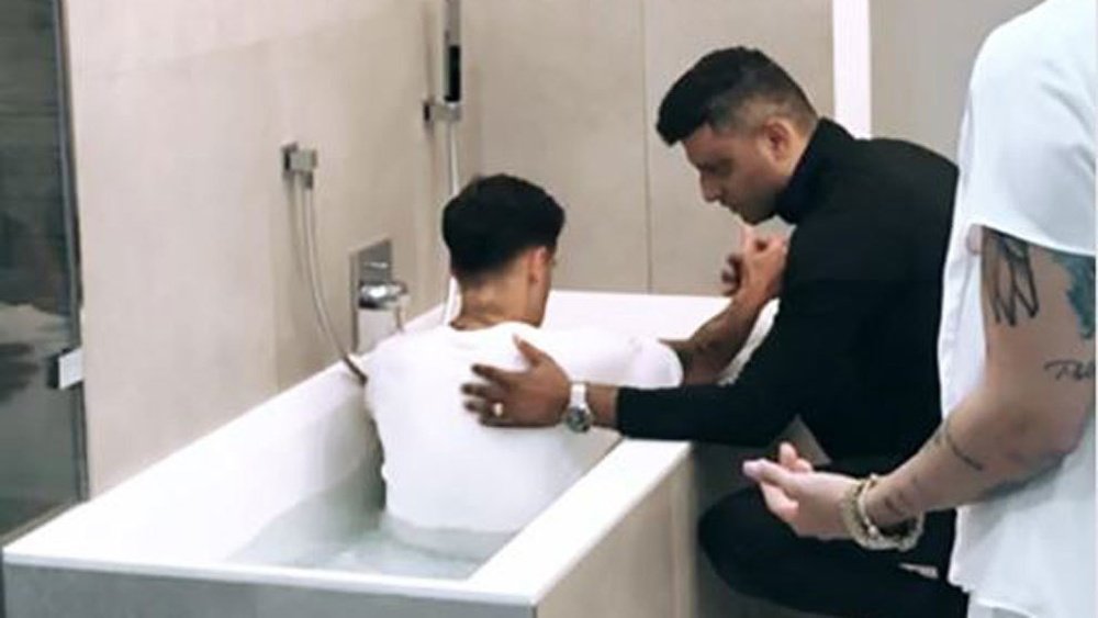Coutinho é batizado na sua casa em Munique. Instagram/Tiago Brunet