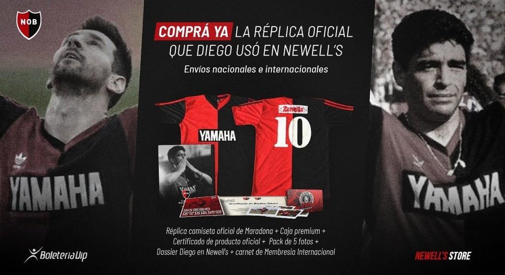 Messi enseñó la camiseta de Newell's de 1993 que llevó Maradona. Twitter/CANOBOficial