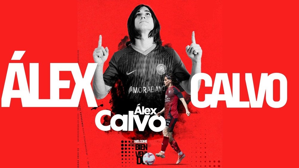 Álex Calvo firma por el Mirandés justo antes de jugar ante 'su' Málaga. CDMirandés