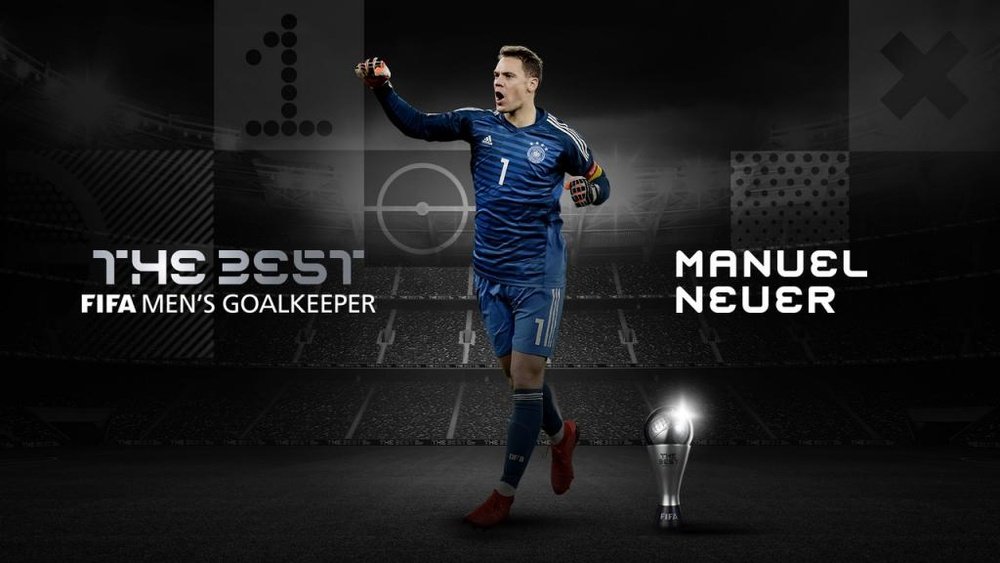 Manuel Neuer reçoit le The Best du meilleur gardien. FIFACOM