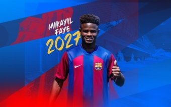 O Barcelona anunciou a contratação do zagueiro Mikayil Faye, jovem promessa do futebol senegalês, que assina por quatro temporadas.