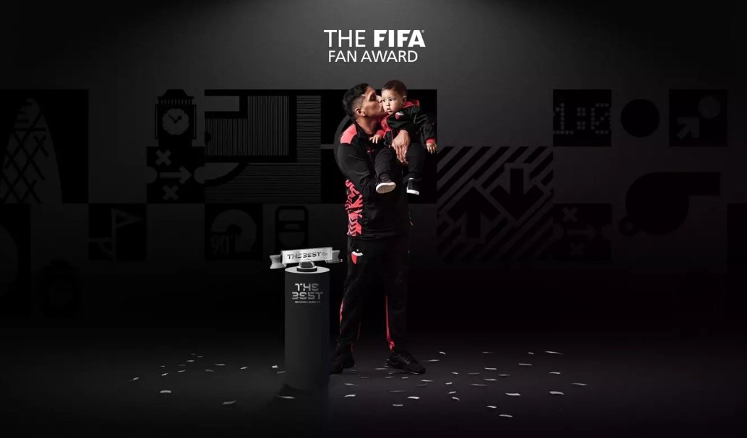 El hincha de Colón que le dio el biberón a su hijo, premio The Best al mejor aficionado. FIFA