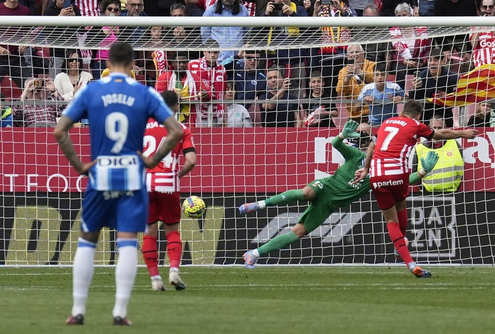 Stuani lleva la tranquilidad a Girona y acerca al Espanyol a la sombra del descenso. EFE