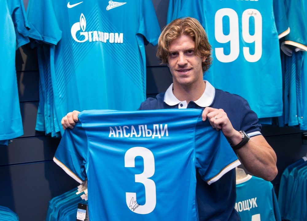 Cristian Ansaldi posa con su camiseta del Zenit en su primera época en el equipo ruso. FC-Zenit
