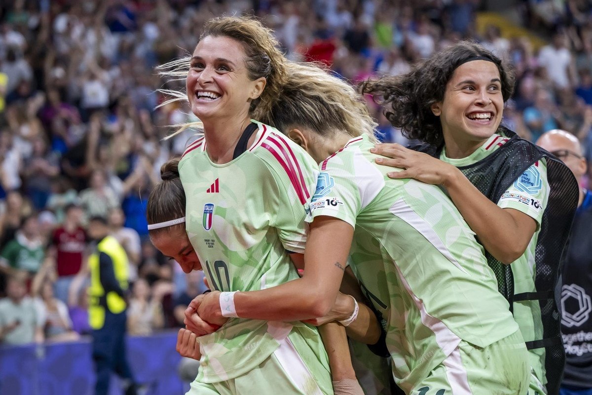 Italia está en las semifinales de la Eurocopa Femenina 2025 gracias a Cristiana Girelli. Su capitana apareció en el minuto 90 para marcar su doblete y dejar a Noruega con la cara partida y el 1-2 definitivo en el luminoso.