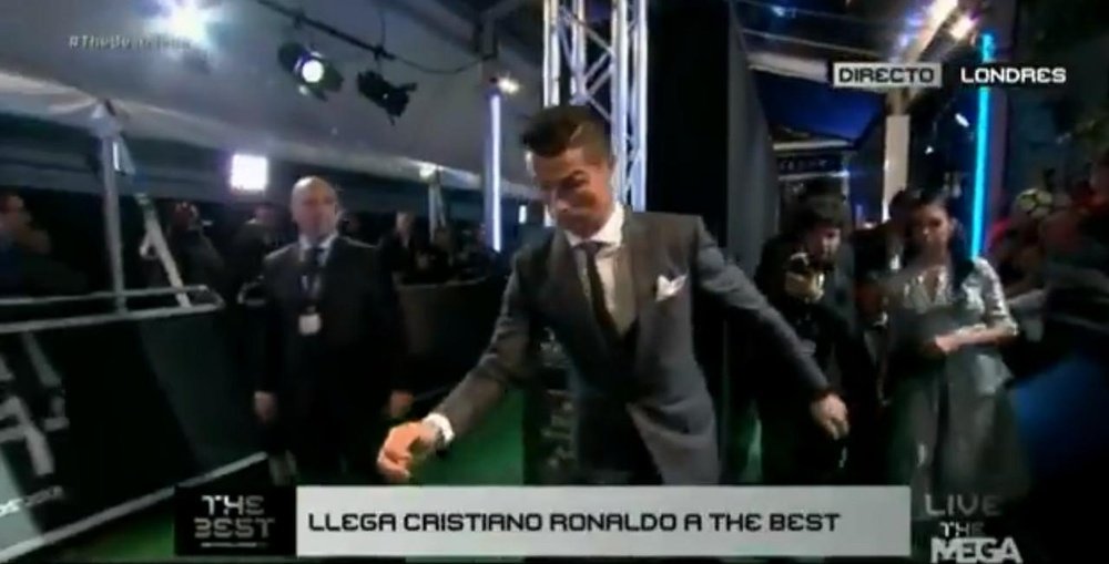 Cristiano estuvo a punto de caerse a su llegada a la gala de 'The Best'. Twitter/Mega