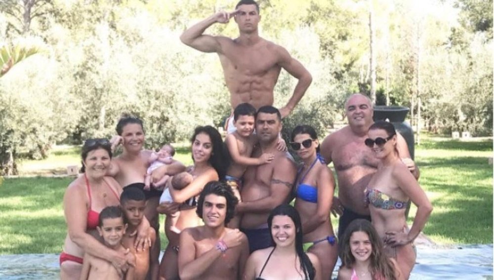 Cristiano Ronaldo junto dos seus amigos e família. Instagram