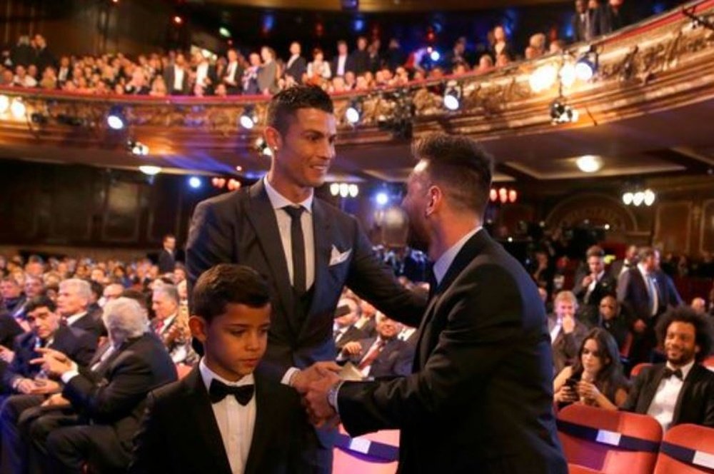 Messi y Cristiano se mostraron cercanos en la gala. Captura
