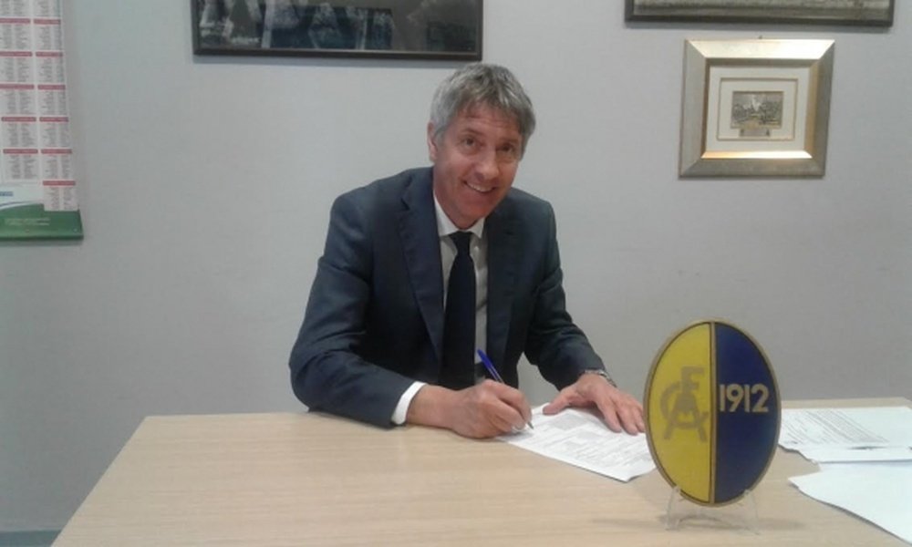 Cristiano Bergodi, nuevo entrenador del Modena, firma el contrato con el equipo. ModenaFC