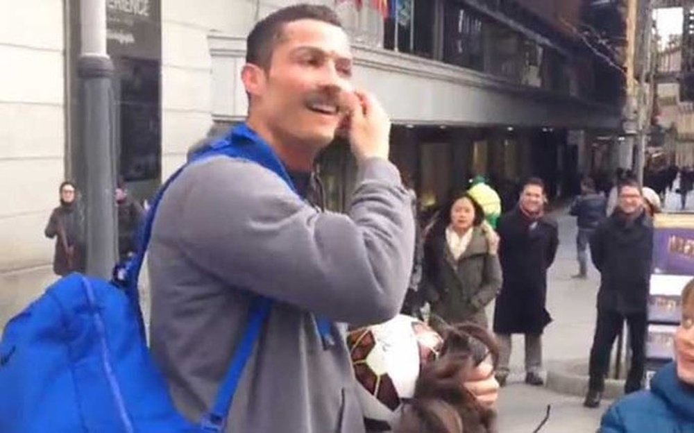 Cristiano despojándose del disfraz de vagabundo en la Plaza del Callao. Youtube.