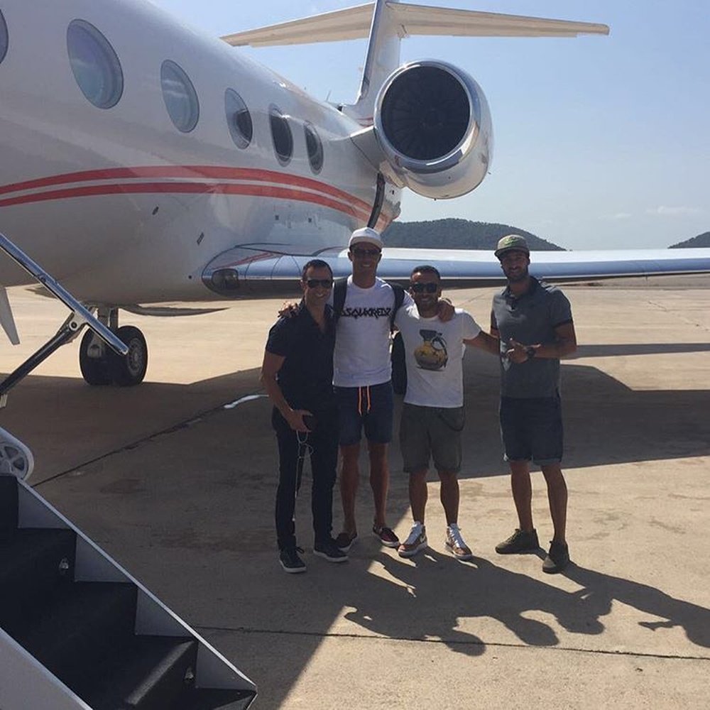 Ronaldo and his friends before enterng his plane. Cristiano