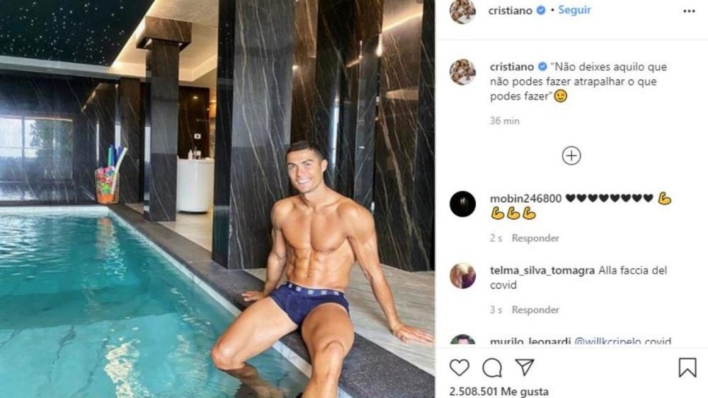 Cristiano luce sonrisa y piscina durante su aislamiento por COVID-19. Instagram/cristiano