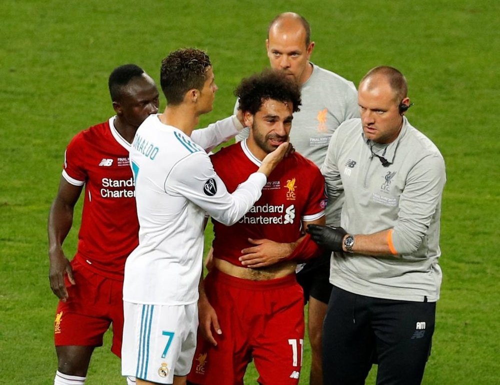 Cristiano se acercó al egipcio para darle cariño tras su lesión. Liverpool