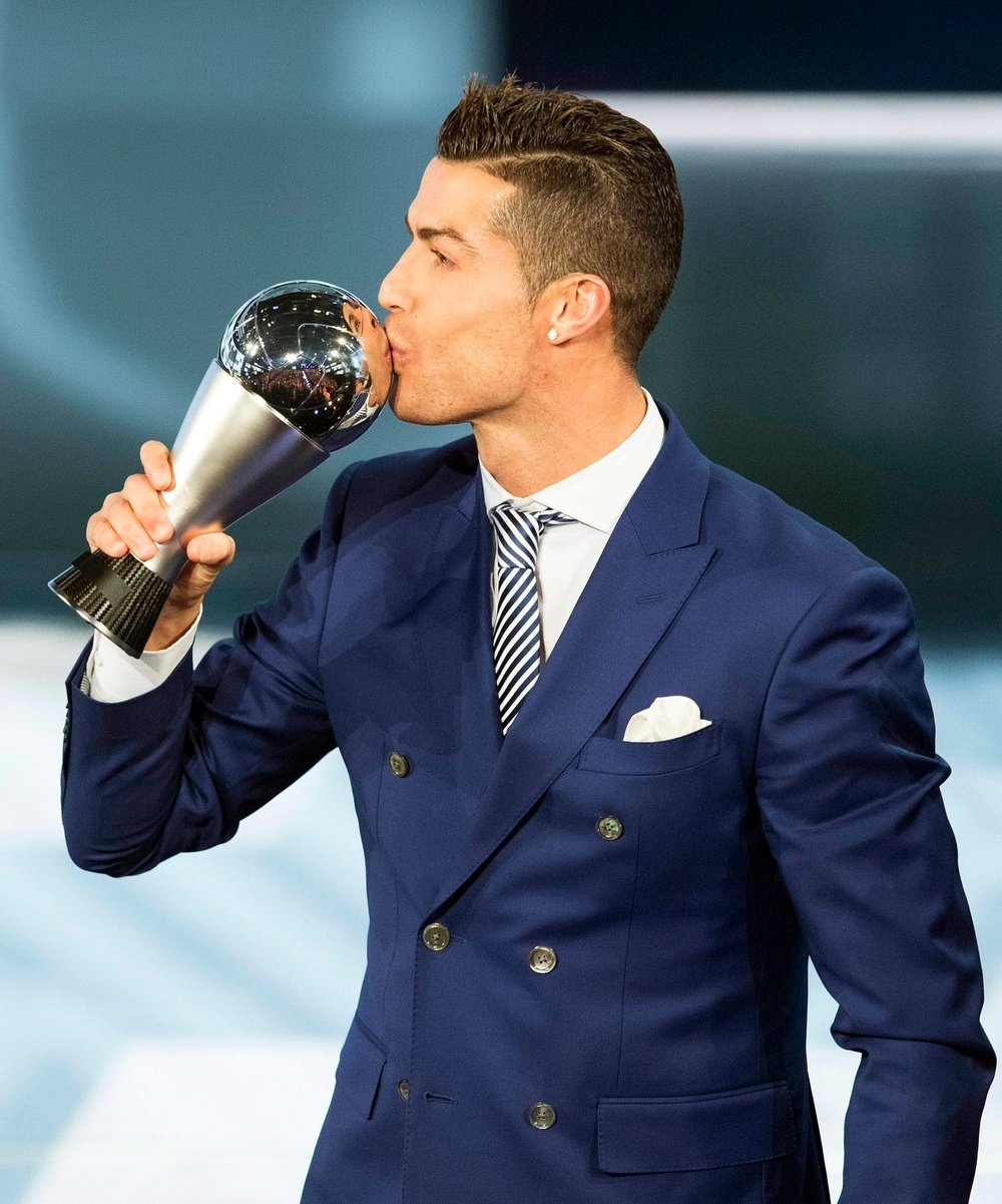 Cristiano Ronaldo recebe o prêmio 'The Best' 2016 da FIFA. AFP