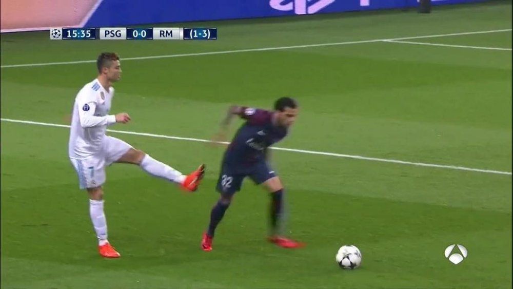 Ronaldo tried to kick Alves in the first half. Twitter/Soy502