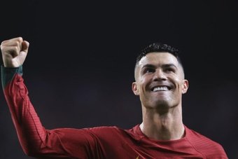 Portugal venceu a Eslováquia (3-2) e carimbou a sua vaga na Eurocopa de 2024 na Alemanha. Gonçalo Ramos e Cristiano Ronaldo, este com dois gols, proporcionaram uma alegria a Roberto Martínez e a seus compatriotas.
