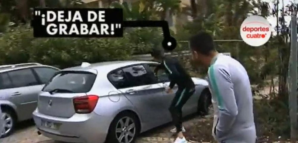 Cristiano tenta 'roubar' celular de casal que o filmava. Captura/DeportesCuatro