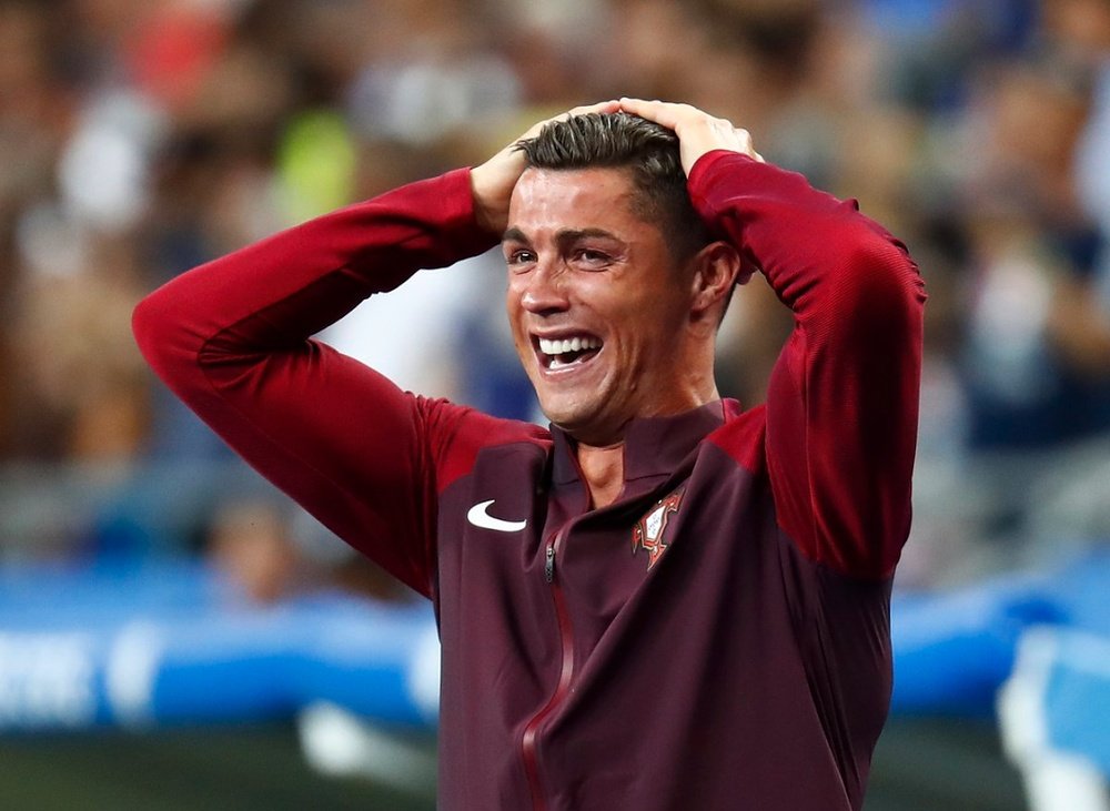 CR7 não conseguiu esconder a emoção depois de conquistar o Euro'2016. Goal