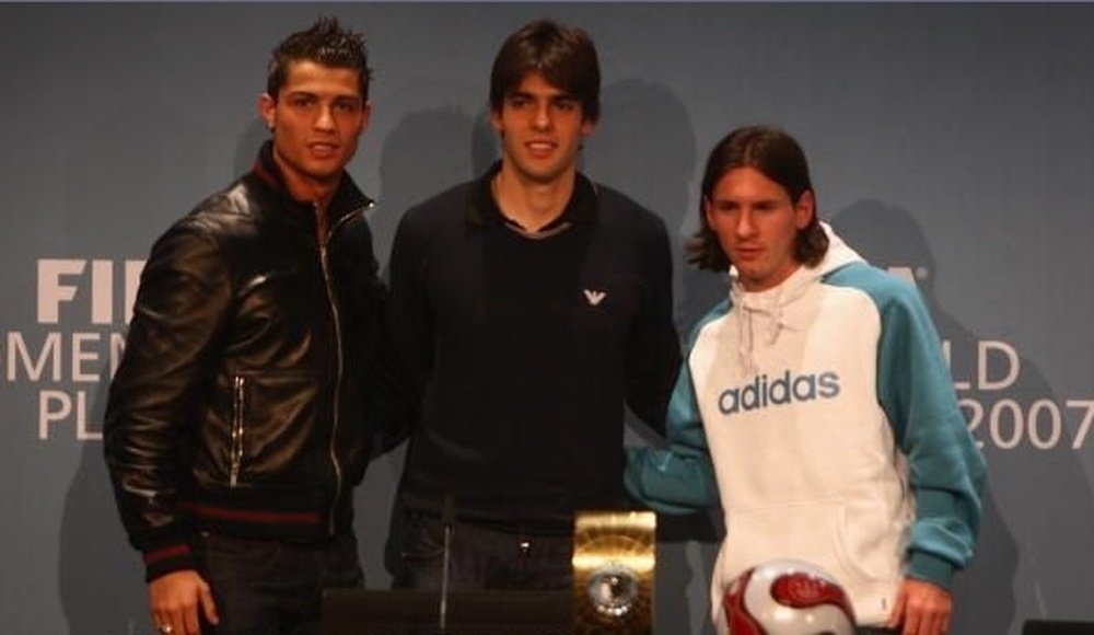 Un Cristiano Ronaldo pre-metrosexual y la melena de Messi, en 2007. FIFA