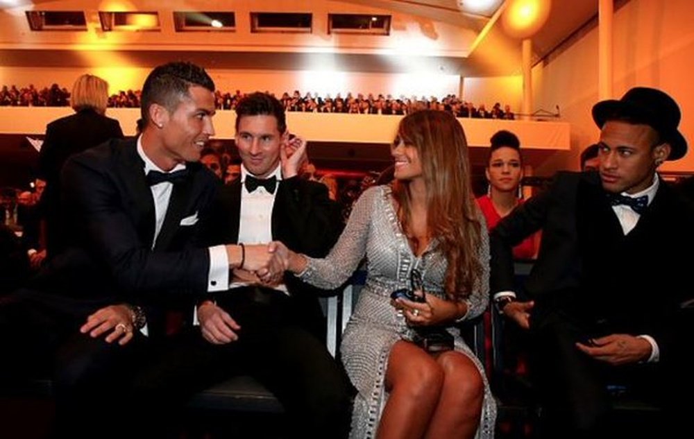 Ronaldo and Antonella shacking hands. Eurosport