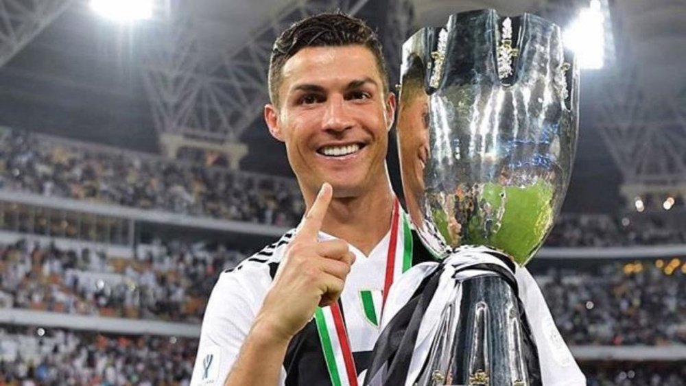 Ronaldo avec son nouveau trophée. Cristiano