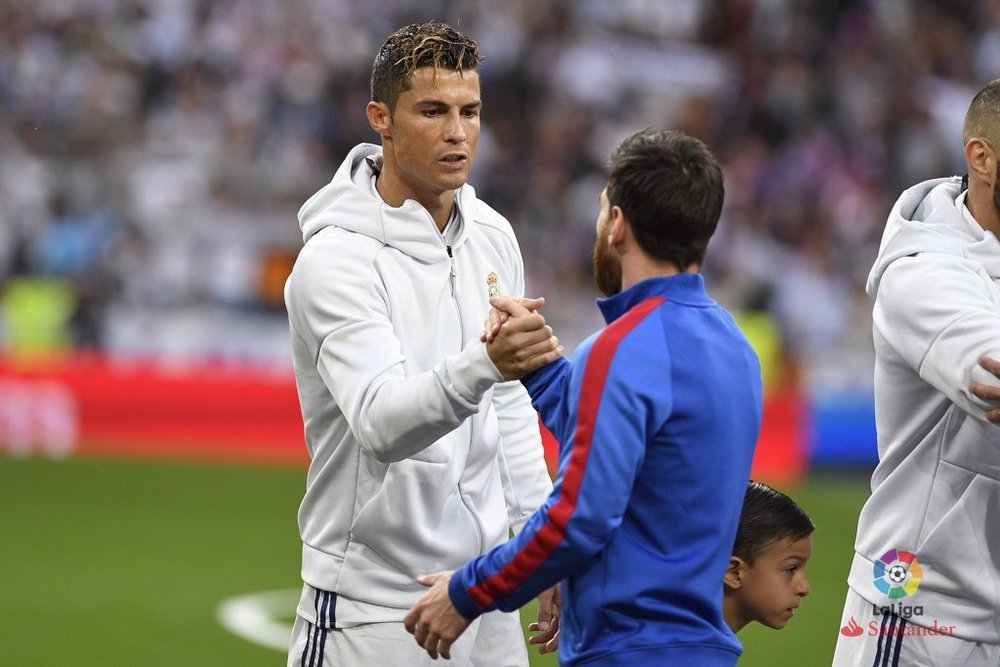 Cristiano et Messi se saluent juste avant un 'Clasico'. LaLiga