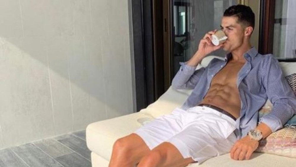 Cristiano Ronaldo se relaxe avec un thé avant de se remettre au travail. Instagram/cristiano
