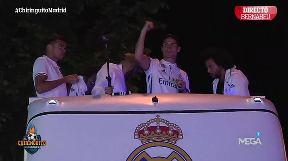 Los jugadores del Madrid celebran el título sobre el autobús del Real Madrid.Twitter/ElChiringuitoTV