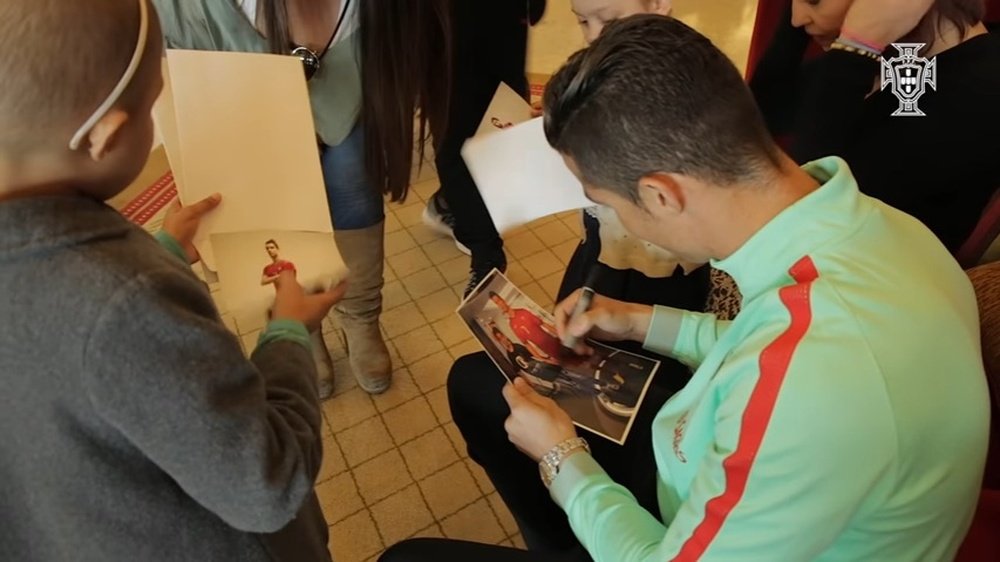Cristiano il est quand même sympa. Youtube