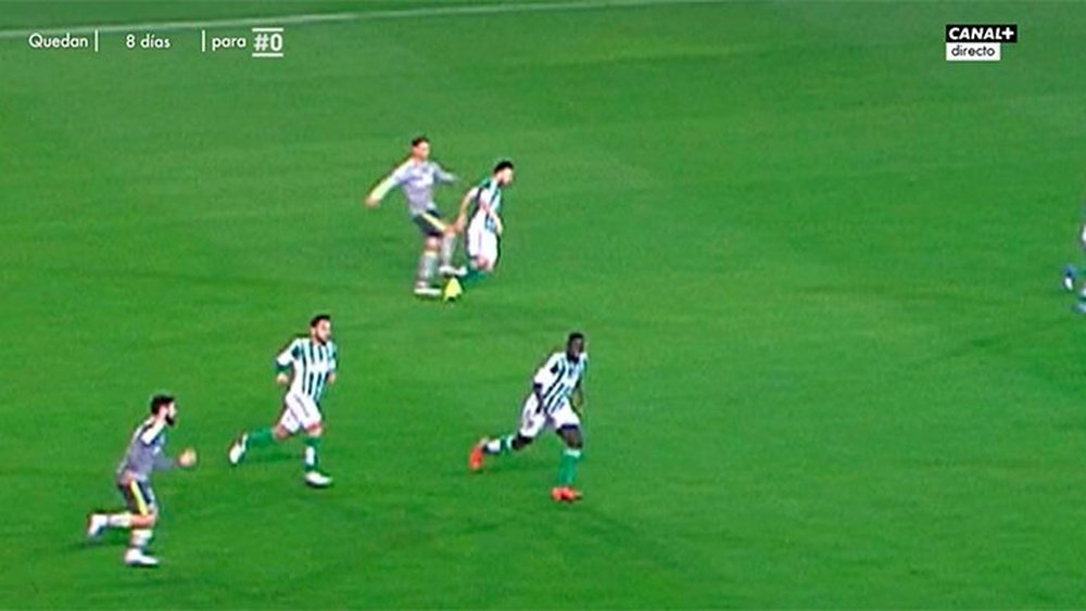 Cristiano Ronaldo donne un coup de pied dans la jambe de Francisco Molinero. Twitter