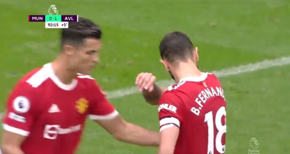 Cristiano animó a Bruno Fernandes tras su fallo. Captura/DAZN