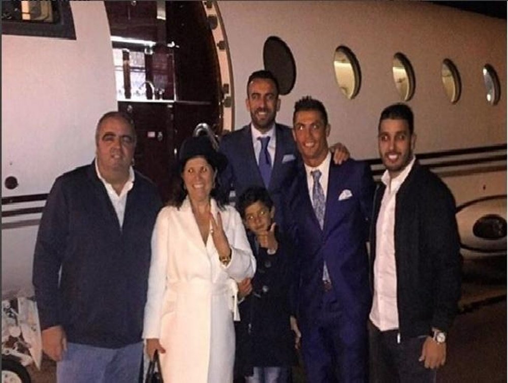 Cristiano Ronaldo junto a su familia, en la escalerilla de su jet privado, a punto de volver a Madrid. Instagram